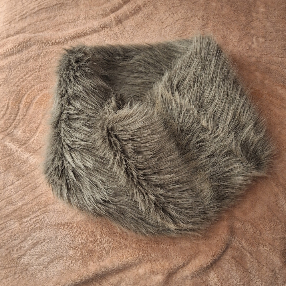 Aeropostale Gray Faux Fur Scarf. Bundle 3+ items & save 25% automatically! 🛍️